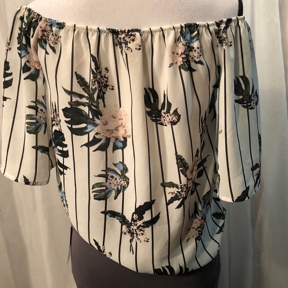 Daytrip Light Cold Shoulder Option Flowered Top - Picture 4 of 8